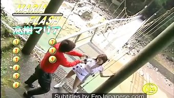 亚洲女孩穿着渔网袜被...
