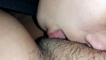 与继妹在抓到她抽烟后...