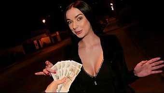 她的现金交易以内衣里的硬狗爬式结束