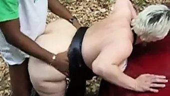 大黑屌插入成熟荡妇的身体