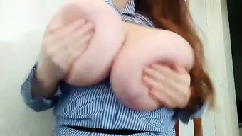 胸部丰满的公主变得淘气