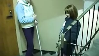 成熟的妈妈和女佣享受...