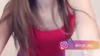 Abby在现场表演中...
