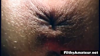 男人在经典的口交和肛...