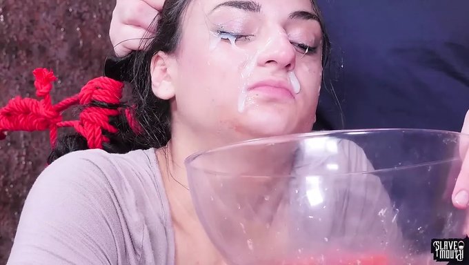 18+少女被她的bj大师操喉咙并面部射精