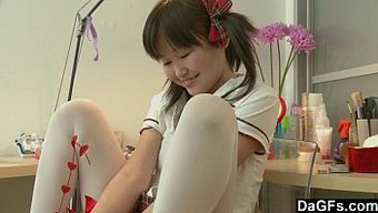 亚洲少女在独奏自慰视...