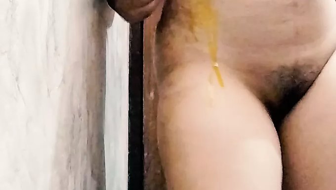 印度熟女用手指自慰,并用印地语呻吟