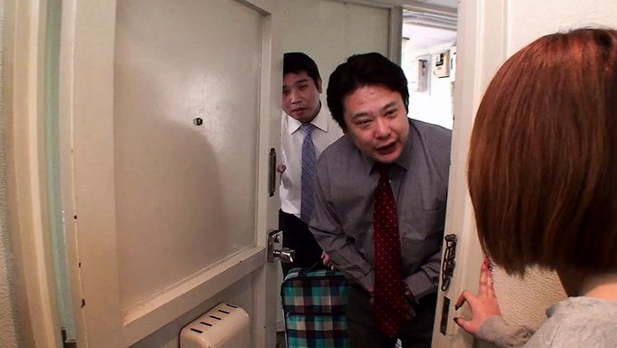 年轻的亚洲女孩在铁杆视频中接受叔叔的震动棒和假阳具治疗