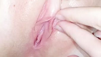 用手指刺激我的毛刷,...