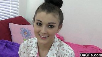小胸部的少女用性玩具实验