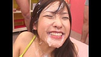 日本女孩在群交中分享精液