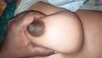 大乳头和丰满的乳房:...