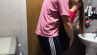 派对上在浴室里自制口交视频