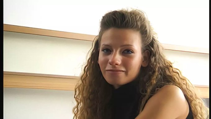 瘦弱的少女(18+)在摄像机前展示她紧绷的阴户
