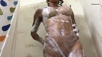 观看这对业余夫妇的淋...