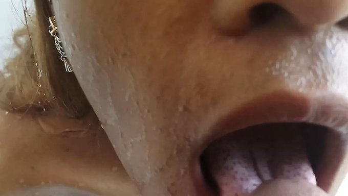 在高清视频中喝脏精液和尿液时微笑