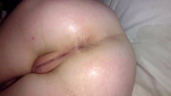 纹身妻子的第一次喷潮:视频