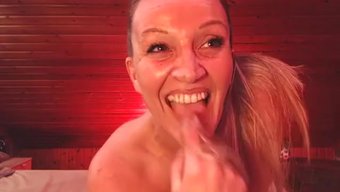 胸部丰满的熟女妻子含着精液