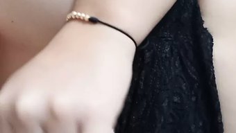 用手指刺激自己达到高...