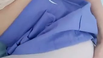 可爱的美国女孩让撕裂
