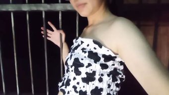 可爱的亚洲女孩在家里...