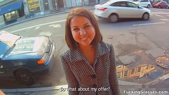 穿着丝袜的大学女生被...
