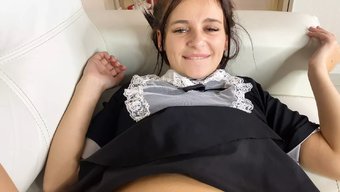 紧身的少女让她的小乳...
