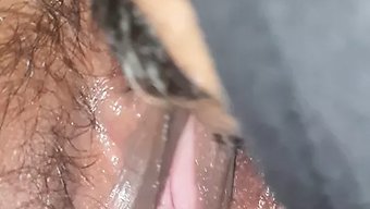 印度少女和熟女享受亲密时刻