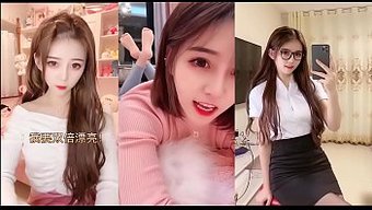 与性感的大学女孩进行...