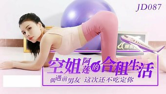 与空姐在共用房间里享...