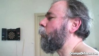 红发少女口交,然后操...