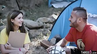 棕色头发的少女和一个...