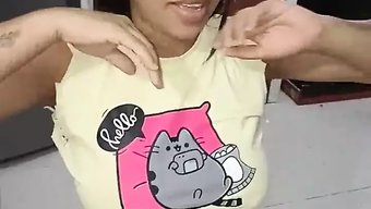 棕发美女被玩弄乳头,...