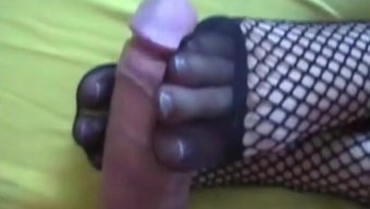 成熟女人给年轻男人足交