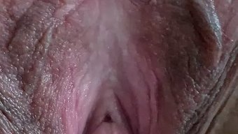 业余胖妞自慰器的手指游戏。