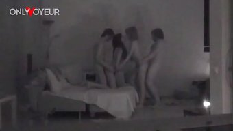 偷窥者被偷拍到偷看骚浪女