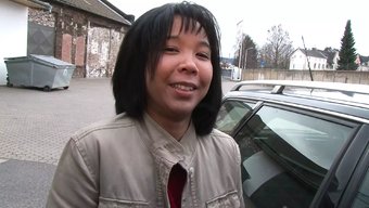 瘦小的熟女,小胸部和...