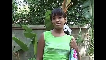 热辣的棕发女郎被大阴...