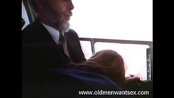 成熟的男人在飞机上接...