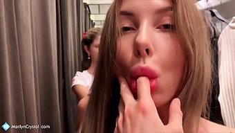 女同性恋在公共场合互相愉悦
