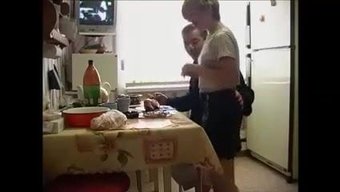 在这个口交视频中亲吻...
