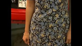 两个兴奋的荡妇给一个...