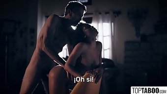 令人惊叹的黑人美女与...