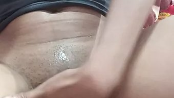 和一个兴奋的亚洲少女...