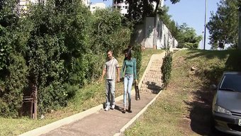 大胸部的拉丁美女被舔...