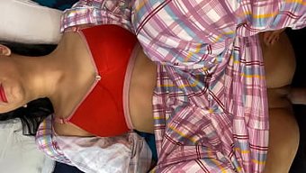 观看美丽的印度女孩体...
