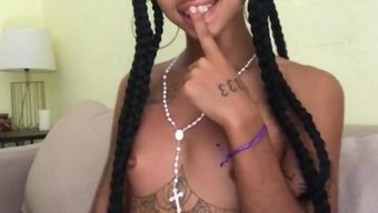 诱人的少女在沙发上享...