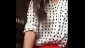 老女人在网络摄像头上自慰