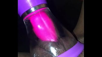 观看震动器和口交快感...