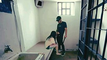 泄露的视频显示,警察...